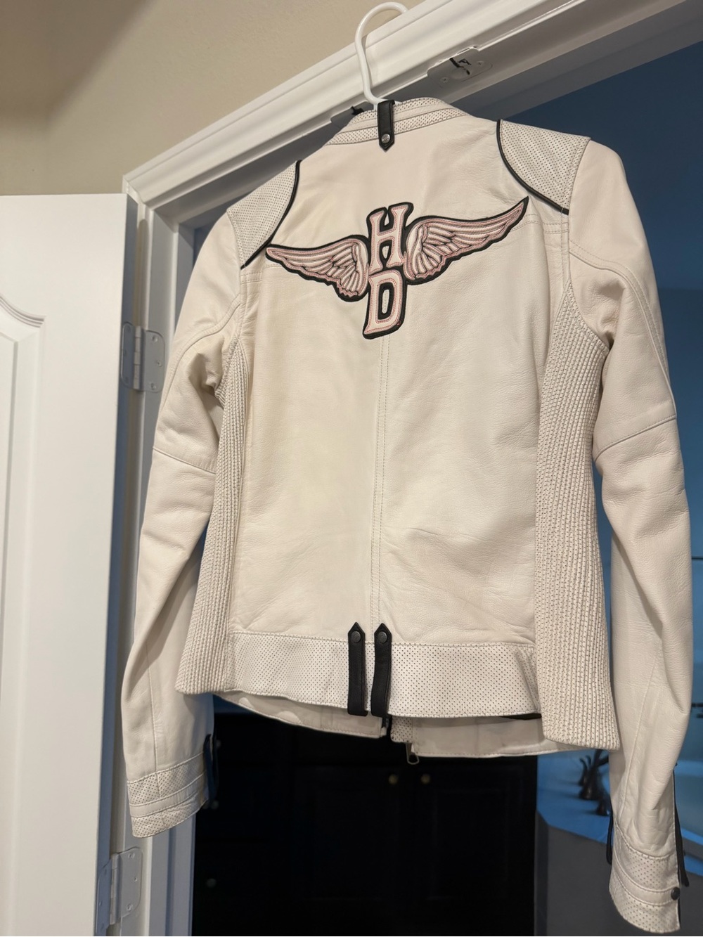 Harley-Davidson Women's Cream Leather Biker Jacket with Black Accents - Picture 3 of 11